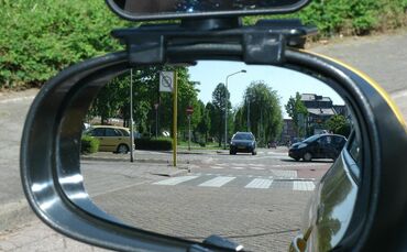 Der Außenspiegel eines Autos (Symbolfoto).