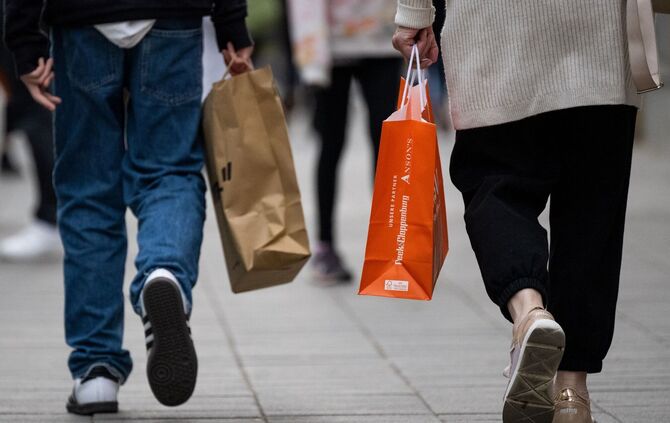 Bei Kleidung und Gastronomie wird am meisten gespart