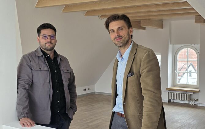 Vor Ort im Gebäude am Marktplatz 2 in Schorndorf: Palm-Geschäftsführer Daniel Mudroh (rechts) und Projektleiter Mattis Kuntz im
