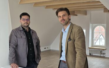 Vor Ort im Gebäude am Marktplatz 2 in Schorndorf: Palm-Geschäftsführer Daniel Mudroh (rechts) und Projektleiter Mattis Kuntz im 