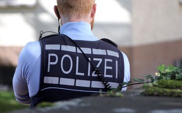 Ein etwa 20 Monate altes Mädchen ist am Mittwochnachmittag (17.06.) leblos in einem Auto in Schorndorf gefunden worden (Symbolfo