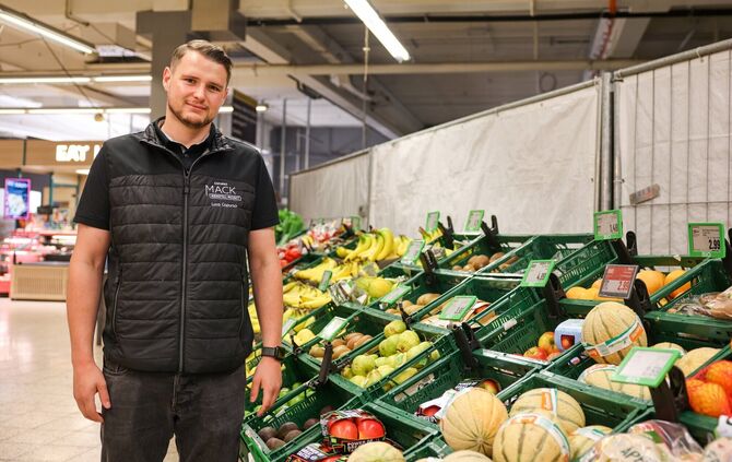 Der "Marktkauf" wird modernisiert: Geschäftsführer Luca Capurso in der Obstabteilung. Im Hintergrund entsteht ein neues Kühlhaus