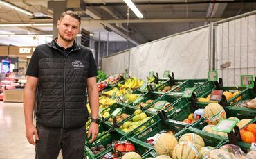 Der "Marktkauf" wird modernisiert: Geschäftsführer Luca Capurso in der Obstabteilung. Im Hintergrund entsteht ein neues Kühlhaus