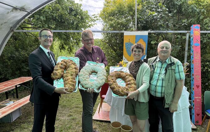 Von links: Bürgermeister Markus Motschenbacher, Christian Heubaum (Vizepräsident Landesverbands für Obstbau, Garten- und Landsch