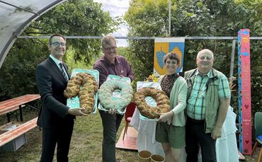 Von links: Bürgermeister Markus Motschenbacher, Christian Heubaum (Vizepräsident Landesverbands für Obstbau, Garten- und Landsch