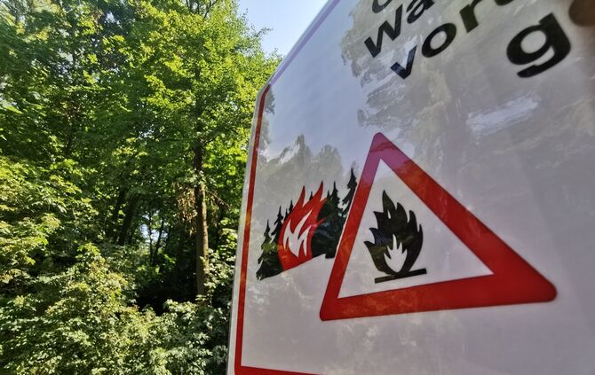Schilder weisen auf die Waldbrandgefahr hin (Symbolfoto).
