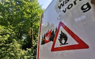 Schilder weisen auf die Waldbrandgefahr hin (Symbolfoto).