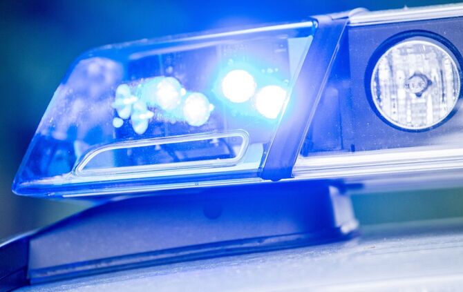 Ein Polizeieinsatz hat rund um Augsburg für massive Einschränkungen im Bahnverkehr gesorgt. (Symbolbild)