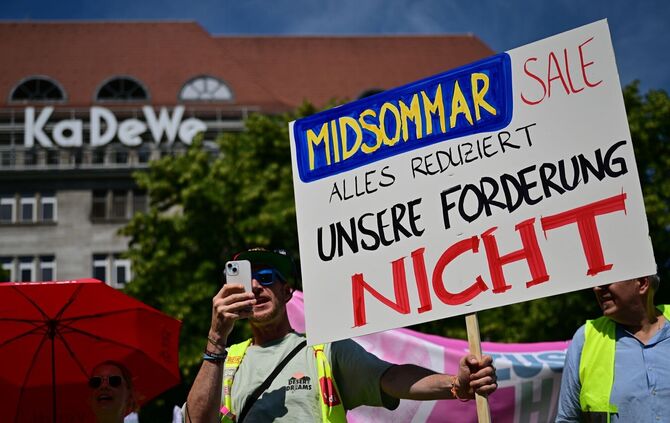 Handelsbeschäftigte streikten am Freitag in Berlin für höhere Löhne.