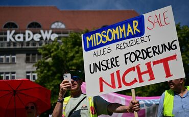 Handelsbeschäftigte streikten am Freitag in Berlin für höhere Löhne.