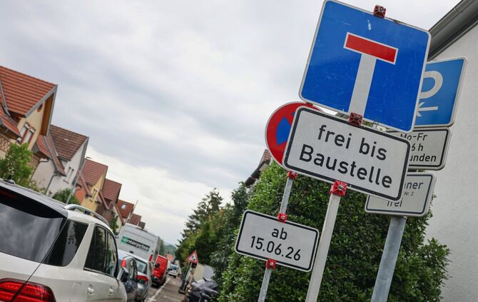 Schilder in der Schmidener Straße: Bis zur Vollsperrung bei der Baustelle (auf Höhe Fröbelstraße bzw. Hausgärten) können Autos n