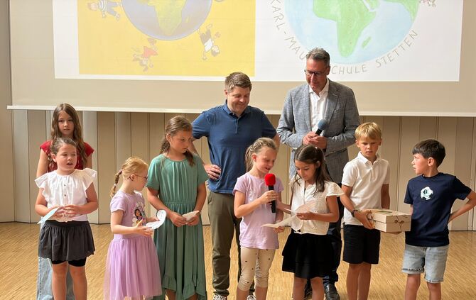 Bürgermeister Benedikt Paulowitsch (links) und Landrat Richard Sigel bei der Urkundenübergabe: Die Schüler der Karl-Mauch- und d
