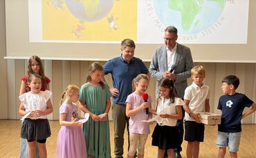 Bürgermeister Benedikt Paulowitsch (links) und Landrat Richard Sigel bei der Urkundenübergabe: Die Schüler der Karl-Mauch- und d