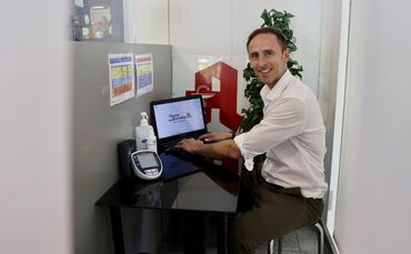 In Apotheken wie der von Patrick Pfeifer sollen Patienten schon bald das Gespräch mit ihrem Hausarzt suchen, wenn es notwendig i