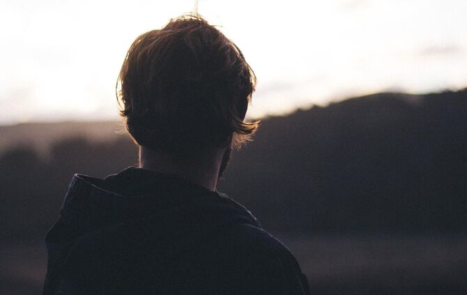Eine von sexuellem Kindesmissbrauch betroffene Person hat unter Umständen noch Jahre oder Jahrzehnte später mit belastenden Folg