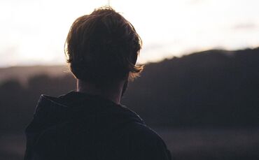Eine von sexuellem Kindesmissbrauch betroffene Person hat unter Umständen noch Jahre oder Jahrzehnte später mit belastenden Folg