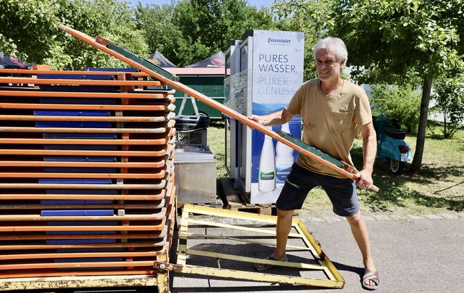 Festaufbau in der Sommerhitze: Harald Mayerle packt an.