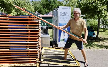Festaufbau in der Sommerhitze: Harald Mayerle packt an.