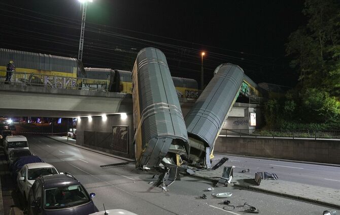 Güterzug stürzt in München von Brücke