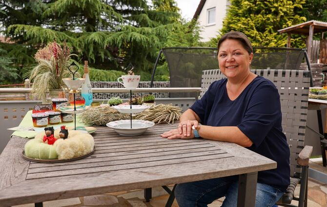 Sie ist ein kreativer Mensch: Anita Zürn mit einigen ihrer Arbeiten.