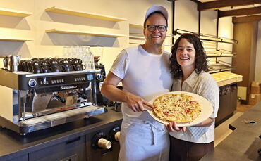 Simon und Salome Buck in ihrer Bäckerei, die demnächst eröffnet.