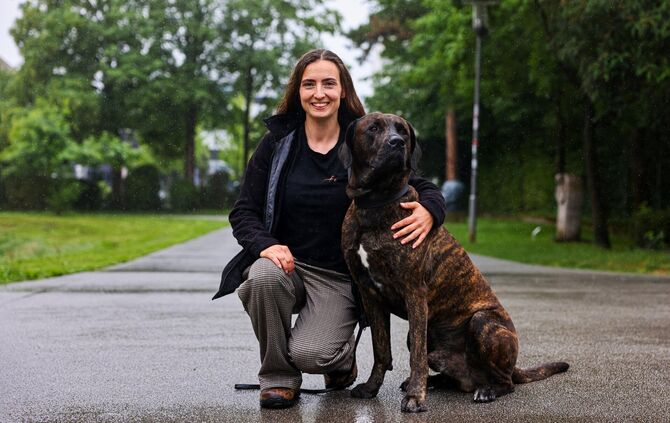Michelle Götze mit ihrem Hund Mogli.