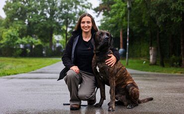 Michelle Götze mit ihrem Hund Mogli.