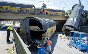 Nach dem Absturz zweier Güterzug-Waggons von einer Brücke