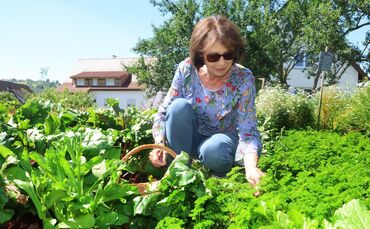 Irmgard Straub liebt es, im "Garten der Begegnung" zu ernten.