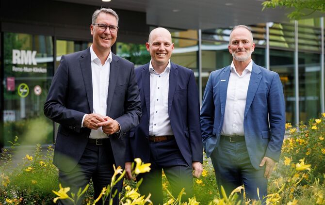 Der neue Chefarzt Prof. Stefan Kommoss, flankiert von Landrat Richard Sigel (links), Kliniken-Geschäftsführer André Mertel und f