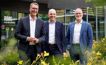 Der neue Chefarzt Prof. Stefan Kommoss, flankiert von Landrat Richard Sigel (links), Kliniken-Geschäftsführer André Mertel und f