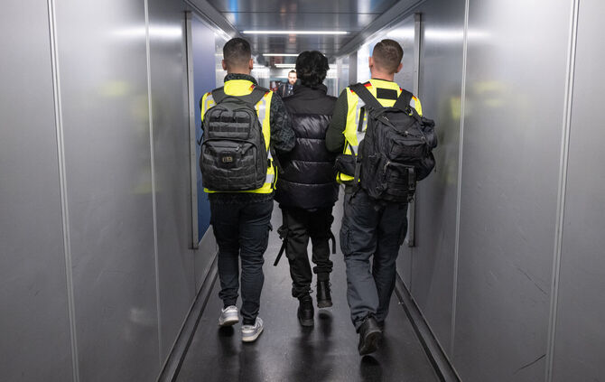Beamte der Bundespolizei bringen einen Mann auf einen Abschiebeflug nach Pakistan (Archivfoto).