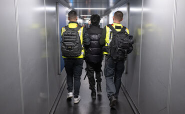 Beamte der Bundespolizei bringen einen Mann auf einen Abschiebeflug nach Pakistan (Archivfoto).