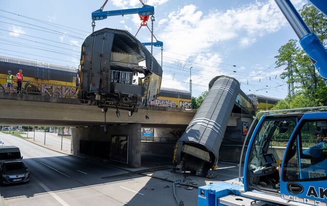 Nach dem Absturz zweier Güterzug-Waggons von einer Brücke
