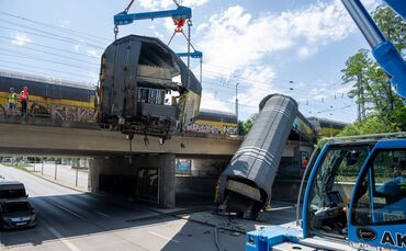 Nach dem Absturz zweier Güterzug-Waggons von einer Brücke