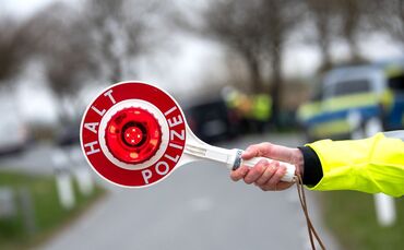 Den Beamten fiel der überbesetzte Wagen bei einer Kontrolle auf. (Symbolbild)