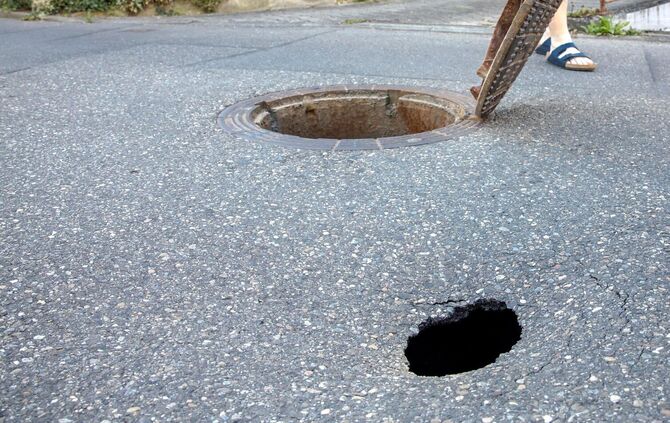 Mittlerweile ist der Abschnitt gesperrt: In der Straße "In den Hofäckern" in Weiler zum Stein ist ein Loch in die Straße gebroch