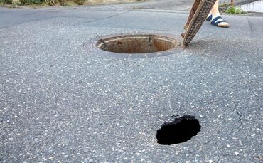 Mittlerweile ist der Abschnitt gesperrt: In der Straße "In den Hofäckern" in Weiler zum Stein ist ein Loch in die Straße gebroch