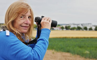 Marita Dorst liebt Vögel und ist täglich auf dem Schmidener Feld unterwegs, um Rebhühner zu beobachten.