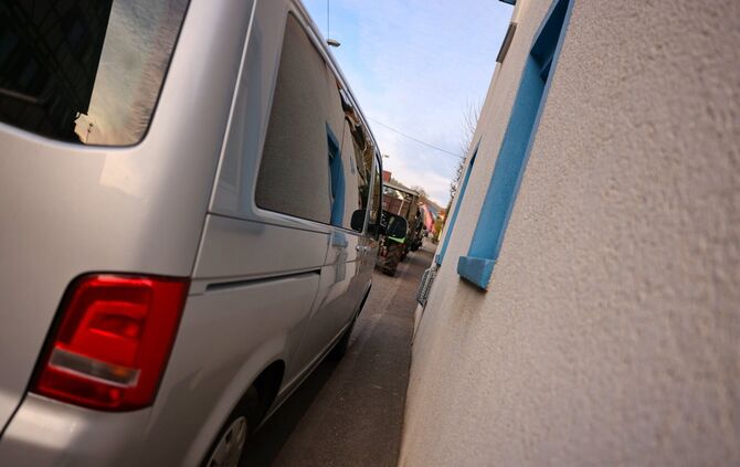 Wenig Platz: Für Fußgänger sind die Gehwege in der Weinstraße in Schnait ein Problem - vor allem, wenn man mit Kinderwagen oder