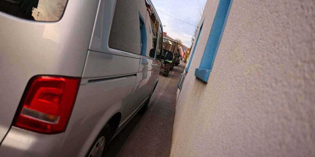 Wenig Platz: Für Fußgänger sind die Gehwege in der Weinstraße in Schnait ein Problem - vor allem, wenn man mit Kinderwagen oder
