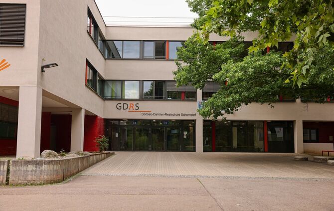 1876 als Mädchenmittelschule gegründet, ist die Gottlieb-Daimler-Realschule seit 1974 in der Grauhalde zu finden. Von 2018 bis 2