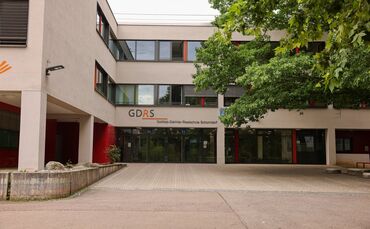 1876 als Mädchenmittelschule gegründet, ist die Gottlieb-Daimler-Realschule seit 1974 in der Grauhalde zu finden. Von 2018 bis 2
