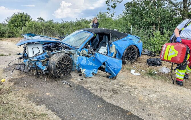 Auto kommt von A7 ab – zwei Menschen schwer verletzt