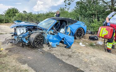Auto kommt von A7 ab – zwei Menschen schwer verletzt