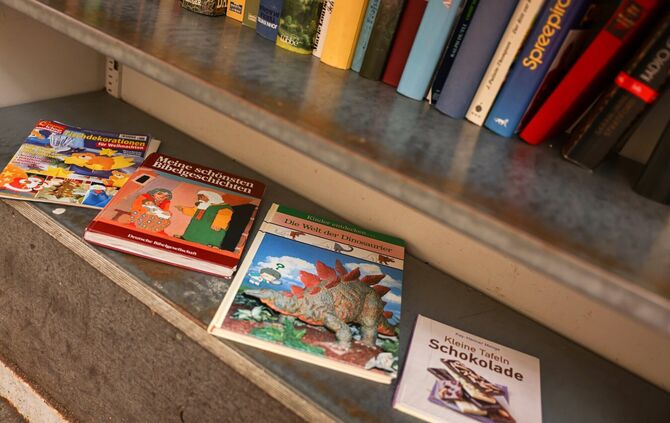 Das unterste Brett im Offenen Bücherschrank ist für Kinderbücher reserviert. Aktuell gibt es nur begrenzte Auswahl, das soll sic