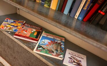 Das unterste Brett im Offenen Bücherschrank ist für Kinderbücher reserviert. Aktuell gibt es nur begrenzte Auswahl, das soll sic