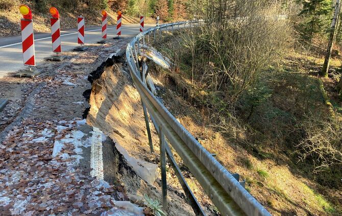 Bei Walkersbach wird eine Hangrutschung saniert.