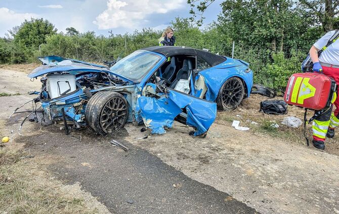 Sportwagen überschlägt sich - Beifahrerin stirbt