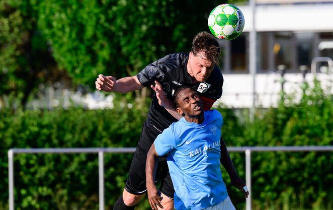 Kopfballduell unter Torschützen: Hier setzt sich Maximilian Hoffmann, Kapitän der SG Weinstadt II, gegen Mohammed Nonda Sylla du